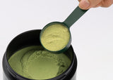 Jedna porcja Koreańskiego Multi Greens odmierzona metalową miarką