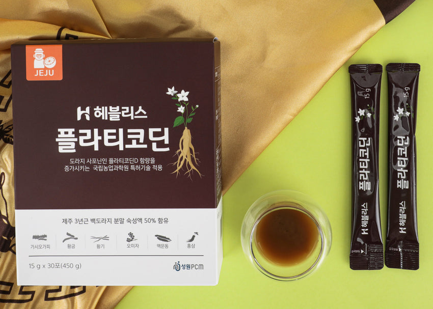 Oryginalne opakowanie produktu oraz mała szklanka wypełniona gęstym, ciemnym ekstraktem z korzenia dzwonka, gotowym do spożycia.