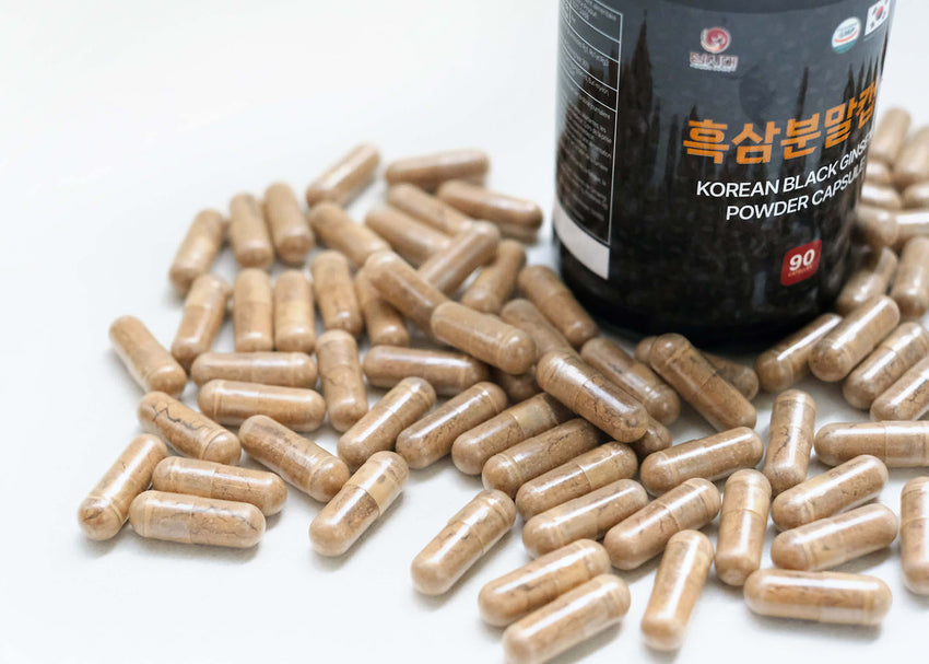 Wegańskie kapsułki zawierające czysty proszek z 6-letniego czarnego żeń-szenia bez żadnych dodatków i substancji pomocniczych.